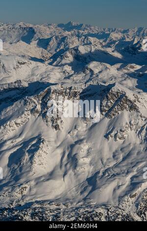 Eine mittelschwere Luftbildaufnahme der schneebedeckten Schweizer alpen. Stockfoto
