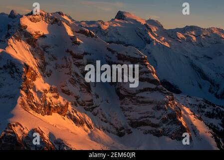 Eine mittlere Höhenansicht des Sonnenuntergangs über den Schweizer alpen. Stockfoto