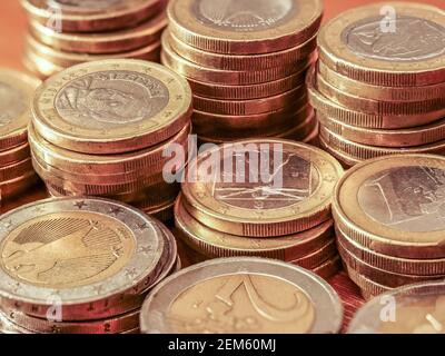 Nahaufnahme von Euro-Münzstapeln mit verschiedenen europäischen Münzwappen Stockfoto