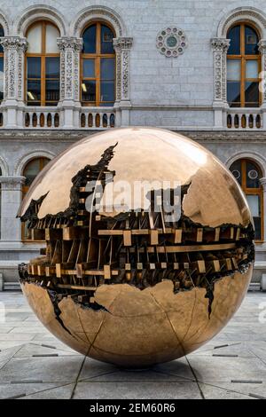 Dublin, Irland. 6th Mai 2016. Die Kugel in der Kugel (Sfera con sfera 1982-1983) von Arnaldo Pomodoro vor dem Trinity College. Stockfoto