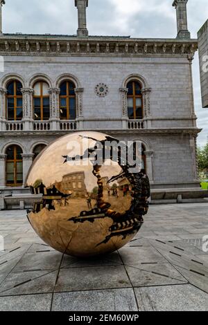 Dublin, Irland. 6th Mai 2016. Die Kugel in der Kugel (Sfera con sfera 1982-1983) von Arnaldo Pomodoro vor dem Trinity College. Stockfoto