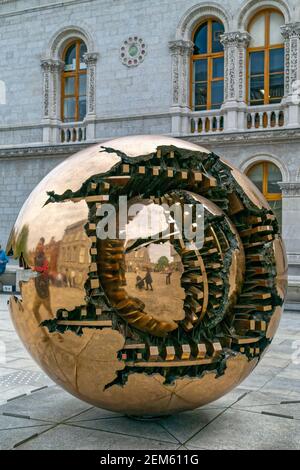 Dublin, Irland. 6th Mai 2016. Die Kugel in der Kugel (Sfera con sfera 1982-1983) von Arnaldo Pomodoro vor dem Trinity College. Stockfoto