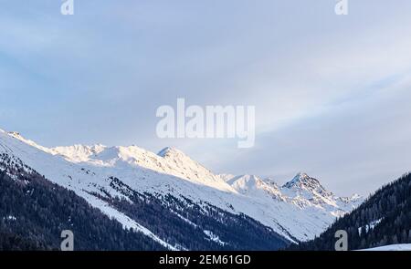 Winterberg in Davos mit berühmten Skigebieten, Schweiz Stockfoto