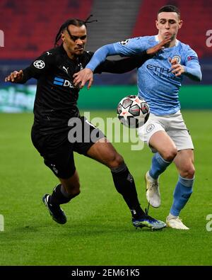 Budapest, Ungarn. Februar 2021, 24th. Fußball: Champions League, Borussia Mönchengladbach - Manchester City, K.O.-Runde, 16. Runde, erste Etappe in der Puskas Arena. Gladbachs Valentino Lazaro und Phil Foden (r) von Manchester City in Aktion. Kredit: Marton Monus/dpa/Alamy Live Nachrichten Stockfoto