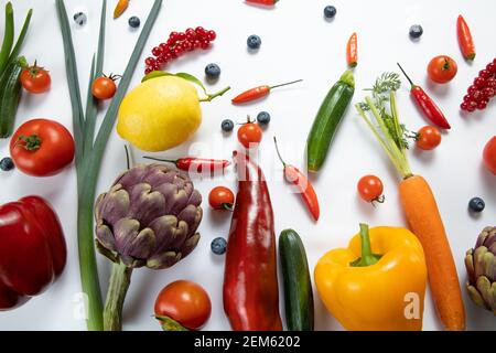 Obst und Gemüse auf weißem Hintergrund Stockfoto