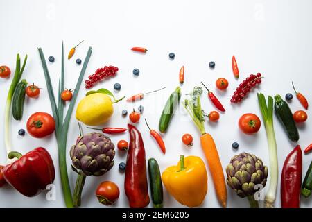 Obst und Gemüse auf weißem Hintergrund Stockfoto