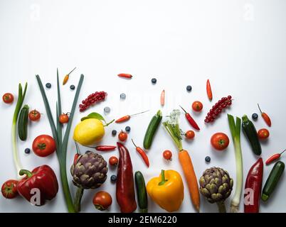 Obst und Gemüse auf weißem Hintergrund Stockfoto