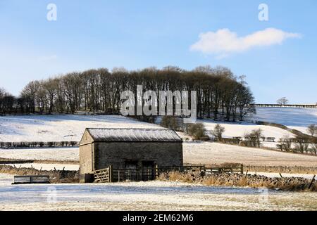 Steinerne Scheune in den Feldern über der Peak District Stadt Von Bakewell Stockfoto