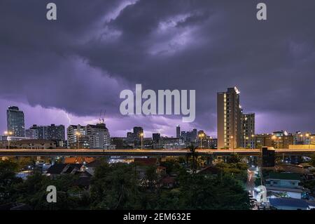 Stadtlandschaft Gewitter hinter Wolken in der Nacht schöne Formen Stockfoto