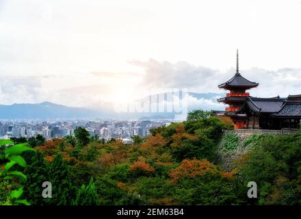 Kiyomizu-dera buddhismus Tempel und Kyoto City Skyline in Japan, Ostasien. Kiyomizu-dera ist das berühmte Wahrzeichen, das Touristen anzieht, die Kyoto besuchen Stockfoto