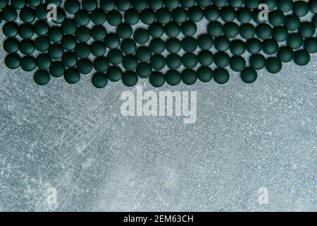 Spirulina Pillen, Algen Superfood. Nahrungsergänzungsmittel Tabletten, natürliche alternative Medizin Stockfoto