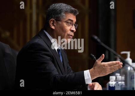 Washington, USA. Februar 2021, 24th. Xavier Becerra erscheint vor der Anhörung des Finanzausschusses des Senats über seine Ernennung zum Sekretär für Gesundheit und menschliche Dienste (HHS) auf dem Capitol Hill in Washington, DC, USA, am 24. Februar 2021. Falls bestätigt, wäre Becerra der erste lateinische Sekretär des HHS. (Foto von Pool/Sipa USA) Quelle: SIPA USA/Alamy Live News Stockfoto