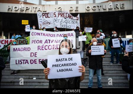 Madrid, Spanien. Februar 2021, 24th. Gesundheitshelfer protestieren mit Plakaten gegen Prekarität vor dem Krankenhaus 12 de Octubre und fordern bessere Arbeitsbedingungen und gegen ihre Misshandlung während der Coronavirus-Pandemie (CIVID-19). Gesundheitshelfer tragen Müllsäcke als Symbol des Protests. Quelle: Marcos del Mazo/Alamy Live News Stockfoto