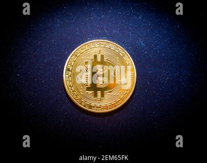 Was könnte wertvoller sein als ein 'Bitcoin'! Es sieht aus wie eine 1oz solide Goldmünze. Stockfoto