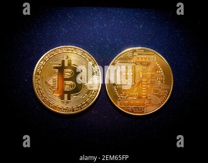 Was könnte wertvoller sein als ein 'Bitcoin'! Es sieht aus wie eine 1oz solide Goldmünze. Stockfoto