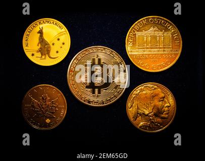 Was könnte wertvoller sein als ein 'Bitcoin'! Es sieht aus wie eine 1oz solide Goldmünze. Stockfoto