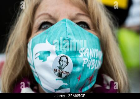 Madrid, Spanien. Februar 2021, 24th. Eine Frau, die eine Nadel in ihrer Gesichtsmaske trägt, mit einem Bild einer Krankenschwester und den Worten "Halt nicht den Mund" während einer Demonstration von Gesundheitshelfern gegen Prekarität vor dem 12 de Octubre Hospital, die bessere Arbeitsbedingungen und gegen ihre Misshandlung während der Coronavirus-Pandemie (CIVID-19) forderten. Quelle: Marcos del Mazo/Alamy Live News Stockfoto