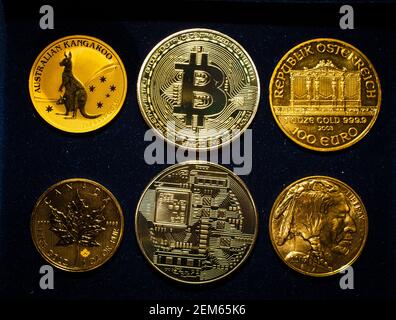 Was könnte wertvoller sein als ein 'Bitcoin'! Es sieht aus wie eine 1oz solide Goldmünze. Stockfoto