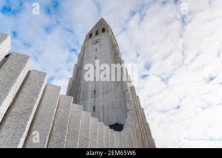 Niedriger Winkel Blick auf den Glockenturm der Gemeinde Hallgrimskirkja kirche in Reykjavik Stockfoto