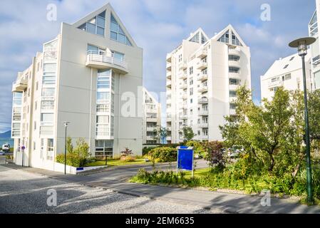 Moderne Hochhausgebäude mit einem privaten Gemeinschaftsgarten an einem sonnigen Sommertag. Reykjavik, Island. Stockfoto