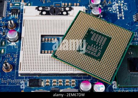 Ein Computerprozessor, der sich auf der Hauptplatine befindet. Zubehör und Ersatzteile für PCs. Heller Hintergrund. Stockfoto