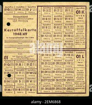 Europa, Deutschland, Hamburg, Zeit nach dem 2. Weltkrieg, Vereiniges Wirtschaftsgebiet, Rationierungskarte für Kartoffelkarten für Versorgungsverantwortliche über 3 Jahre , 1948 - 1949 , Größe: 13,5 cm x 14,5 cm , Motiv nur für journalistische oder wissenschaftliche Zwecke, Rechte werden nicht vertreten. / Europa, Deutschland, Hamburg, Zeit nach dem Zweiten Weltkrieg, Vereinigte Wirtschaftsräume, Rationskarte für Kartoffeln für Personen ab 3 Jahren, Größe: 13,5 cm x 14,5 cm, Bild nur für journalistische oder akademische Zwecke, es gibt keine Rechte. Stockfoto