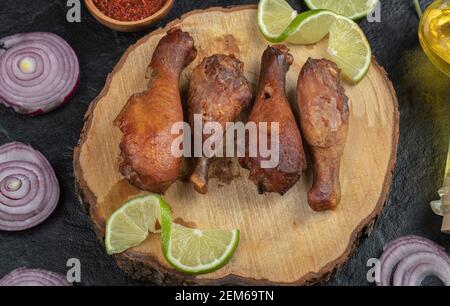 Nahaufnahme von gegrillten Hähnchenschenkeln Stockfoto