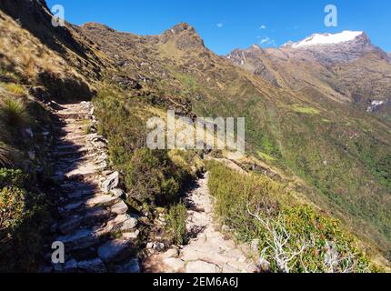 Inka-Pfad, Blick vom Choquequirao-Wanderweg, Cuzco-Gebiet, Machu Picchu-Gebiet, peruanische Anden Stockfoto