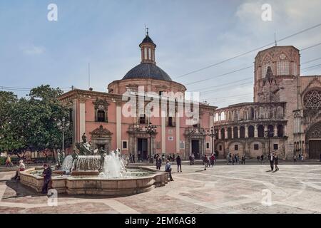 Neptun-Brunnen auf der Plaza de la Virgen mit der Real Basilica De Nuestra Señora De Los Desamparados und der Kathedrale von Valencia, Spanien Stockfoto