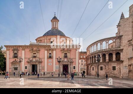 Außenansicht der Real Basilica De Nuestra Señora De Los Desamparados und der Kathedrale in der Stadt Valencia, Spanien Stockfoto