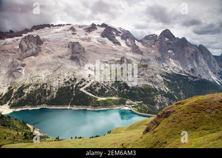 Blick auf die Nordseite des Mmarmolada mit dem fedaia-see - Gipfel der dolomiten, Südtirol, italienische Dolomiten Stockfoto