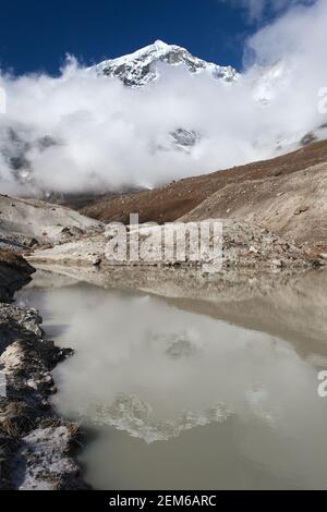 Peak Seven 7 VII Spiegelung im See, schöner Berg auf dem Weg zum Makalu Basislager, Barun Tal, Nepal Himalaya Berge Stockfoto