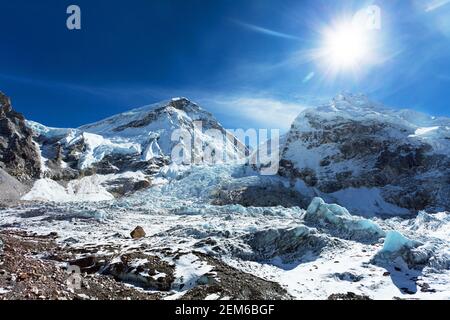 Morgensonne über Mount Everest, lhotse und Nuptse vom Pumo Ri Basislager - Weg zum Everest Basislager - Nepal Stockfoto