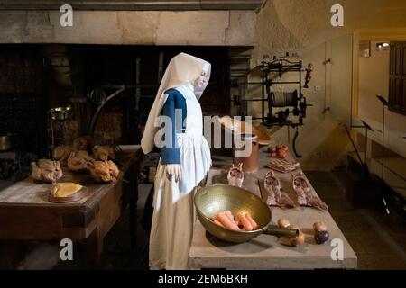 BEAUNE, FRANKREICH - AUGUST 03,2019. Nonne bereitet Mahlzeiten für Kranke in einem Hospices de Beaune in Frankreich zu Stockfoto