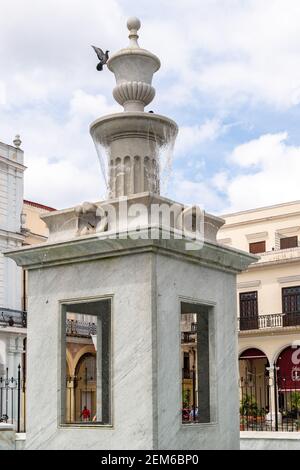 Kolonialer Brunnen in Plaza Vieja, Alt-Havanna, Kuba Stockfoto