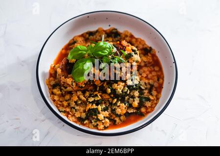 Vegane Fleischbällchen mit Tomatensauce und winziger Pasta mit Basilikum und Kräutern, gesunde pflanzliche Speiserezepte Stockfoto