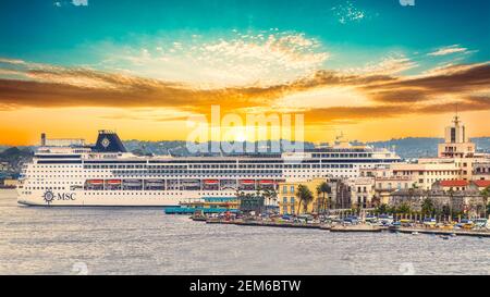 Kreuzfahrtschiff in der Bucht von Havanna, Kuba Stockfoto