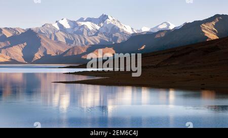 Blick auf Tso Moriri See mit Great Himalayan Range, Rupshu Tal, indischen Himalaya, Ladakh, Jammu und Kaschmir, Indien Stockfoto