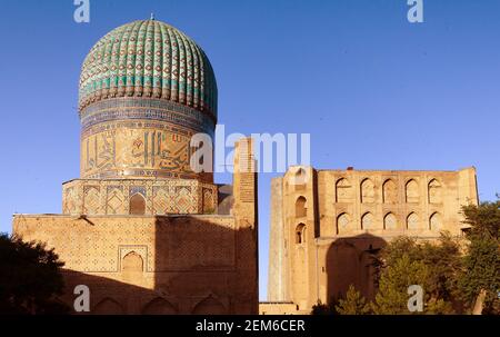 Abendansicht der Bibi-Khanym Moschee - Registan - Samarkand - Usbekistan Stockfoto