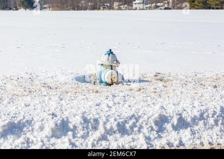 Im Winter ist der Hydrant schneebedeckt. Konzept von Brandschutz, Wasserversorgung und Winterwetter. Stockfoto