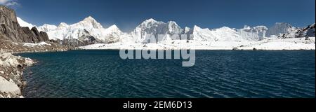 Panoramablick auf den Mount Makalu über dem See in der Nähe von Kongma La Pass, drei Pässe Trek, Weg zum Everest Basislager, Khumbu Tal, Sagarmatha Nationalpark, N Stockfoto