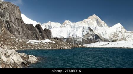 Panoramablick auf den Mount Makalu über dem See in der Nähe von Kongma La Pass, drei Pässe Trek, Weg zum Everest Basislager, Khumbu Tal, Sagarmatha Nationalpark, N Stockfoto