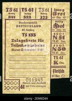 Europa, Deutschland, Hamburg, Zeit nach dem 2. Weltkrieg, Zulage ( Rationierungskarte ) für Teilschwerarbeiter, für Brot und Fleisch, Monat Dezember 1949 , Größe: 8,3 cm x 11,2 cm , Motiv nur für journalistische oder wissenschaftliche Zwecke, Rechte werden nicht vertreten . / Europa, Deutschland, Hamburg, Zeit nach dem Zweiten Weltkrieg, Rationskarte für Schwerarbeiter, für Brot und Fleisch, Dezember 1949, Größe: 8,3 cm x 11,2 cm, Bild nur für journalistische oder akademische Zwecke, es gibt keine Rechte. Stockfoto