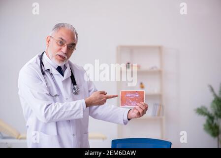 Alter männlicher Arzt Radiologe, der im Krankenhaus arbeitet Stockfoto