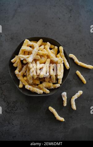 Sweet Sev Seerni oder Madhura Seva - Indische frittierte Süßigkeit aus Kichererbsenmehl, selektiver Fokus Stockfoto