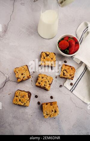 Homemade Brookies - Chocoloate Chip Brownie Bars oder Crownies Stockfoto