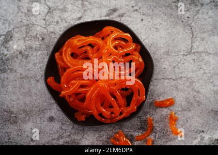 Jalebi oder Jilebi Jangri - traditionelle indische Diwali Süßigkeiten, selektiver Fokus Stockfoto