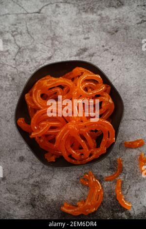 Jalebi oder Jilebi Jangri - traditionelle indische Diwali Süßigkeiten, selektiver Fokus Stockfoto