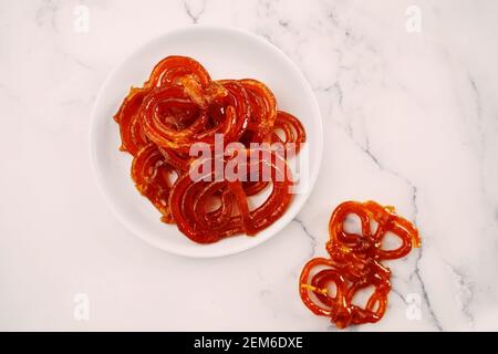 Jalebi oder Jilebi Jangri - traditionelle indische Diwali Süßigkeiten, selektiver Fokus Stockfoto