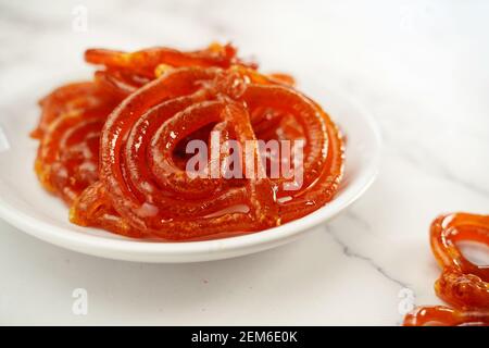 Jalebi oder Jilebi Jangri - traditionelle indische Diwali Süßigkeiten, selektiver Fokus Stockfoto